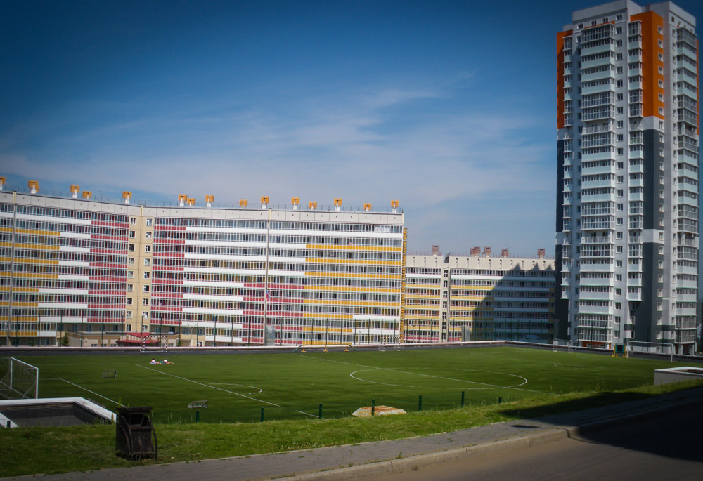Sportveld met looppiste op de campus