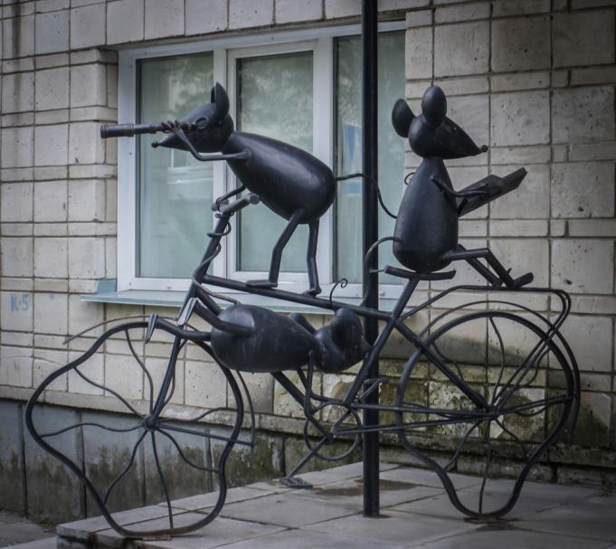 Jonge muisjes op een fiets. Akademgorodok Novosibirsk
