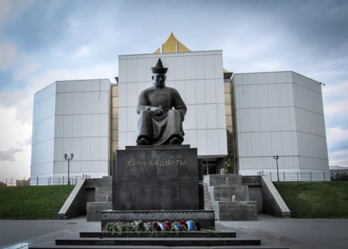 Standbeeld in Kyzyl van Boejan Badyrgy