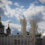 De Kruisverheffingskathedraal van het Oespenskij Broesenskij vrouwenklooster en art installaties van het Museum van de organische cultuur De Kruisverheffingskathedraal van het Oespenskij Broesenskij vrouwenklooster en art installaties van het Museum van de organische cultuur