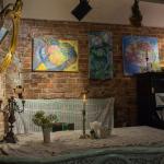 Alle schilderijen zijn te koop in het art-café Alle schilderijen zijn te koop in het art-café