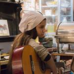 Als er niemand is te bedienen in het art-café, speelt ze gitaar of tekent ze kippen en groenten Als er niemand is te bedienen in het art-café, speelt ze gitaar of tekent ze kippen en groenten