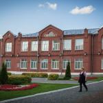 School nr 3 is het nieuwste gebouw op het Sobornaja plein van het Kremlin - zij werd gebouwd in 1865 School nr 3 is het nieuwste gebouw op het Sobornaja plein van het Kremlin - zij werd gebouwd in 1865