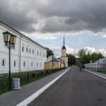 Het Svjato-Troitskij Novo-Goloetvinskij vrouwenklooster (links) en het Museum van de organische cultuur (rechts) Het Svjato-Troitskij Novo-Goloetvinskij vrouwenklooster (links) en het Museum van de organische cultuur (rechts)