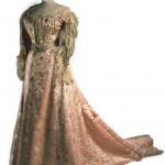 Avondjapon van roze satijn, was van tsarina Alexandra. St.-Petersburg, atelier van Auguste Brisac, 1903–1905 © State Hermitage Museum, St Petersburg